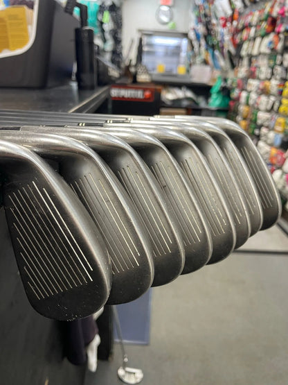 TaylorMade R7 Iron Set (Used)